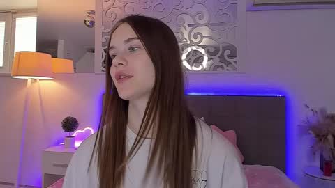 Snapshot of luisaclover chatting on 04.22.26 LuisaClover online show from 04.22.26