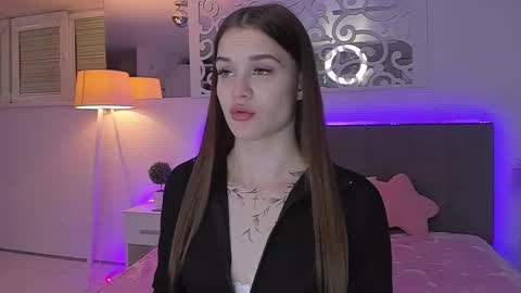 Snapshot of luisaclover chatting on 04.25.26 LuisaClover online show from 04.25.26