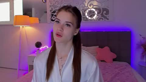 Snapshot of luisaclover chatting on 04.28.26 LuisaClover online show from 04.28.26