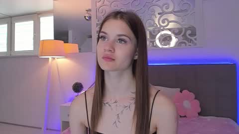 Snapshot of luisaclover chatting on 05.15.26 LuisaClover online show from 05.15.26