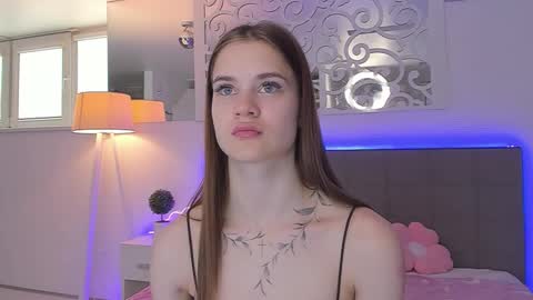 Snapshot of luisaclover chatting on 05.18.26 LuisaClover online show from 05.18.26