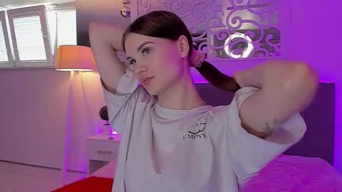 Snapshot of luisaclover chatting on 05.27.26 LuisaClover online show from 05.27.26
