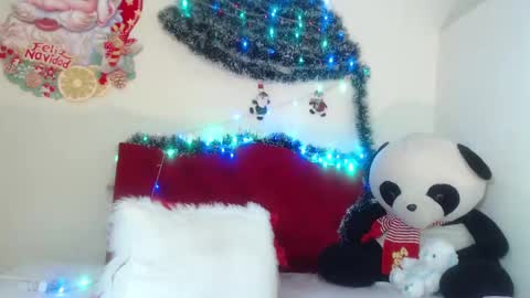 Snapshot of luluu_08 chatting on 12.21.24 LULU online show from 12.21.24