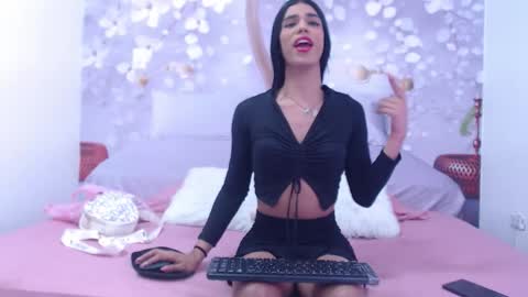 Snapshot of luluu_08 chatting on 09.27.25 LULU online show from 09.27.25