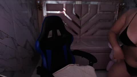Snapshot of luna__r_ chatting on 05.22.26 Luna online show from 05.22.26