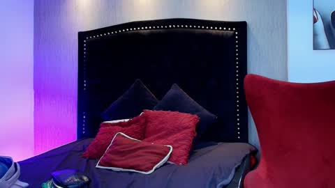 Luna And Titan  online show from 01.08.26