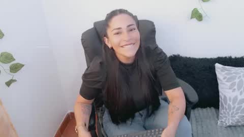 Snapshot of luna_lgomez chatting on 05.16.26 luna online show from 05.16.26