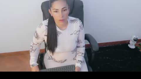 Snapshot of luna_lgomez chatting on 06.25.26 luna online show from 06.25.26