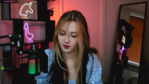 Snapshot of luna_tin chatting on 11.25.25 Luna online show from 11.25.25