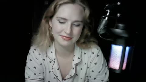 lunamystique_ online show from 10.06.25