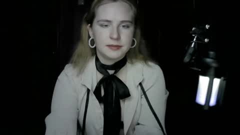 lunamystique_ online show from 10.19.25