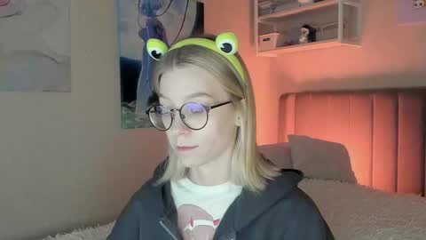 Snapshot of lunar_sofia chatting on 10.31.25 Sofia online show from 10.31.25