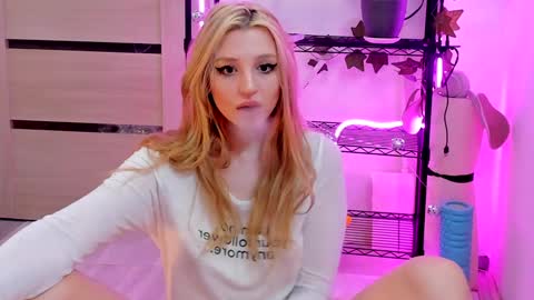 Snapshot of lunatale chatting on 01.10.25 Kate online show from 01.10.25