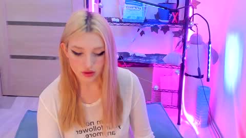 Snapshot of lunatale chatting on 01.21.25 Kate online show from 01.21.25