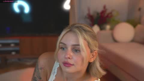 Snapshot of lunea_evienne_ chatting on 05.02.26 Evi online show from 05.02.26