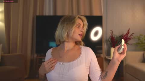 Snapshot of lunea_evienne_ chatting on 05.05.26 Evi online show from 05.05.26