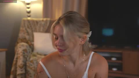 Snapshot of lunea_evienne_ chatting on 05.06.26 Evi online show from 05.06.26