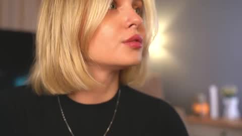 Snapshot of lunea_evienne_ chatting on 05.10.26 Evi online show from 05.10.26