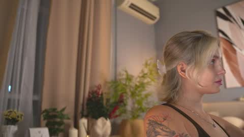 Snapshot of lunea_evienne_ chatting on 05.23.26 Evi online show from 05.23.26