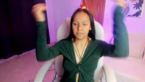 Snapshot of luniksa chatting on 04.28.26 luniksa online show from 04.28.26