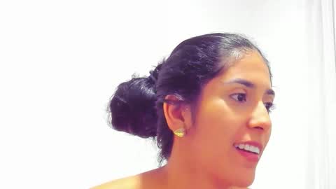 Snapshot of lunnarossee chatting on 11.30.25 online show from 11.30.25