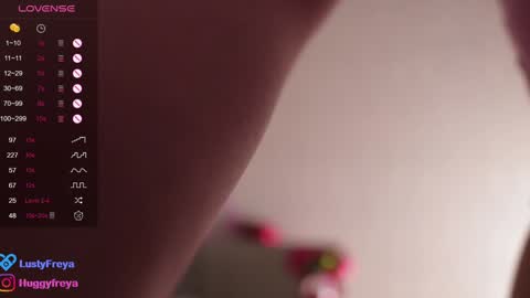 Snapshot of lusty_freya chatting on 01.10.25 Freya online show from 01.10.25