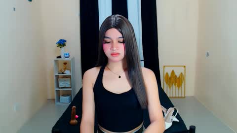 Snapshot of lux_white chatting on 09.26.25 queen lux online show from 09.26.25