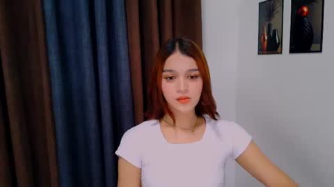 Snapshot of lux_white chatting on 06.19.26 queen lux online show from 06.19.26