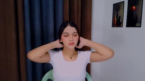 Snapshot of lux_white chatting on 06.26.26 queen lux online show from 06.26.26