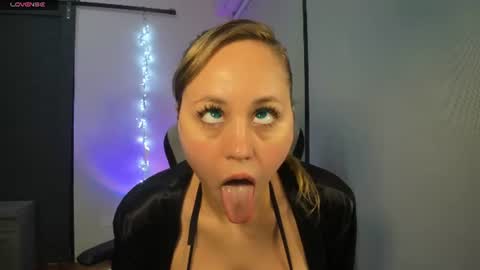 Snapshot of luxiana_sexy chatting on 06.12.26 LUXIANA SEXY online show from 06.12.26