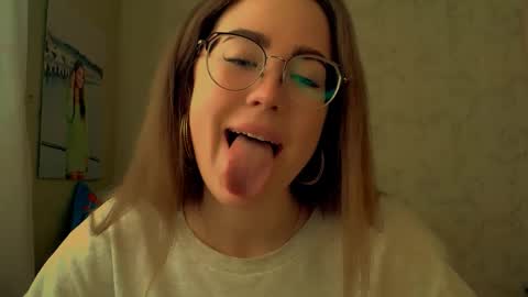 Snapshot of luxie_queen chatting on 04.19.26 Katie online show from 04.19.26