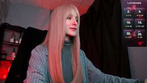 Snapshot of luxrayi chatting on 10.21.25 Ray online show from 10.21.25