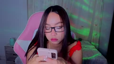 Snapshot of lyavalmont chatting on 05.19.26 lyavalmont online show from 05.19.26