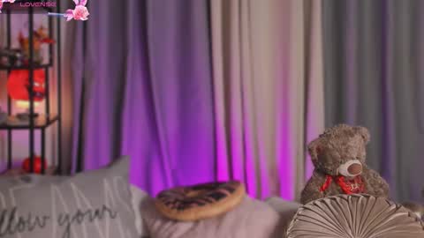 Snapshot of lynda_west chatting on 10.21.25 Lynda online show from 10.21.25