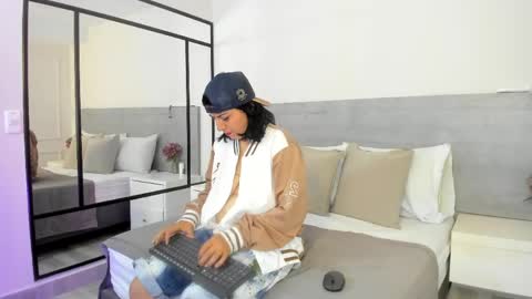 Snapshot of lyra_raven chatting on 05.25.26 lyra_raven online show from 05.25.26