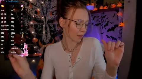 Snapshot of lyra_thenymph chatting on 10.25.25 Lyra online show from 10.25.25