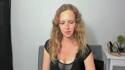 Snapshot of lyrafantasy chatting on 09.10.25 Lura online show from 09.10.25