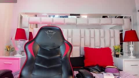 Snapshot of lyzzi_smith01 chatting on 09.16.25 Lizzy smith online show from 09.16.25