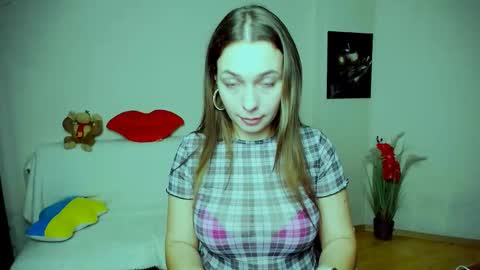 Snapshot of m_vikki chatting on 11.30.25 Vikki online show from 11.30.25