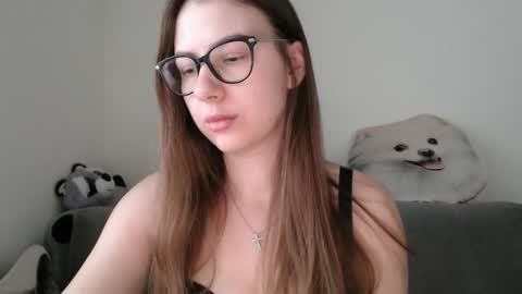 Snapshot of ma_ry_mee chatting on 12.17.25 Mary online show from 12.17.25