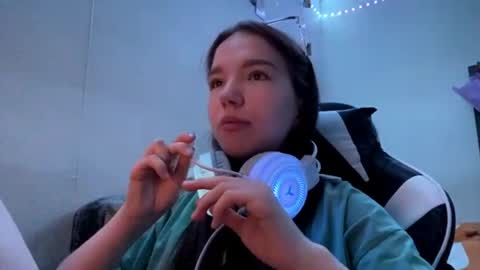 Snapshot of machellebazaldua chatting on 05.19.26 Mila online show from 05.19.26