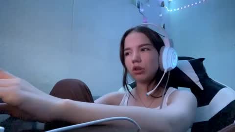 Snapshot of machellebazaldua chatting on 05.20.26 Mila online show from 05.20.26