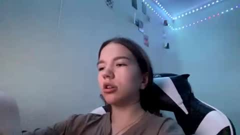 Snapshot of machellebazaldua chatting on 05.21.26 Mila online show from 05.21.26