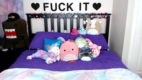 Snapshot of mackenziewolfe chatting on 12.13.24 Mackenzie Wolfe online show from 12.13.24