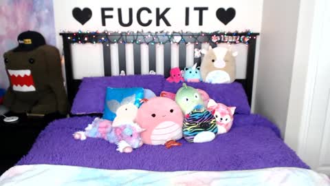 Snapshot of mackenziewolfe chatting on 12.15.24 Mackenzie Wolfe online show from 12.15.24