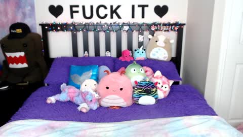 Snapshot of mackenziewolfe chatting on 12.19.24 Mackenzie Wolfe online show from 12.19.24