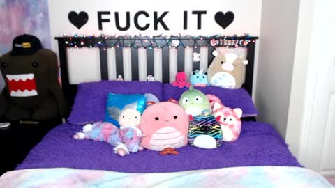 Snapshot of mackenziewolfe chatting on 12.24.24 Mackenzie Wolfe online show from 12.24.24