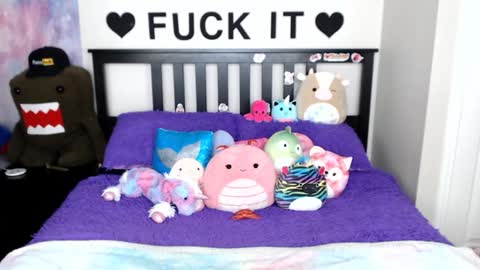 Snapshot of mackenziewolfe chatting on 12.31.24 Mackenzie Wolfe online show from 12.31.24