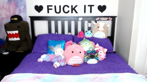 Snapshot of mackenziewolfe chatting on 01.13.25 Mackenzie Wolfe online show from 01.13.25