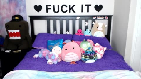 Snapshot of mackenziewolfe chatting on 02.18.25 Mackenzie Wolfe online show from 02.18.25